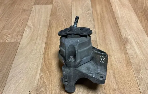 BMW 5 E60 E61 Engine mount bracket 6769874 15934612