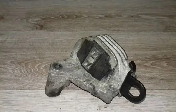 Volvo V70 Engine mount bracket 30741583