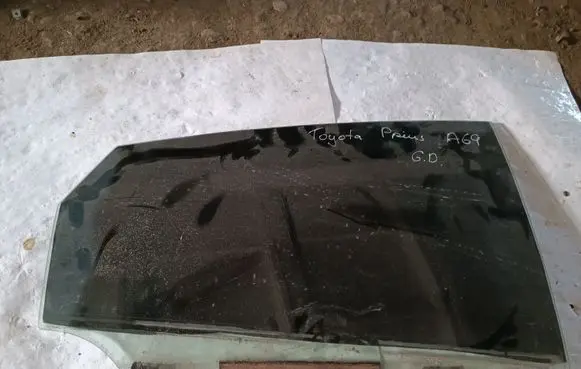 Toyota Prius (XW20) Rear door window glass AS2