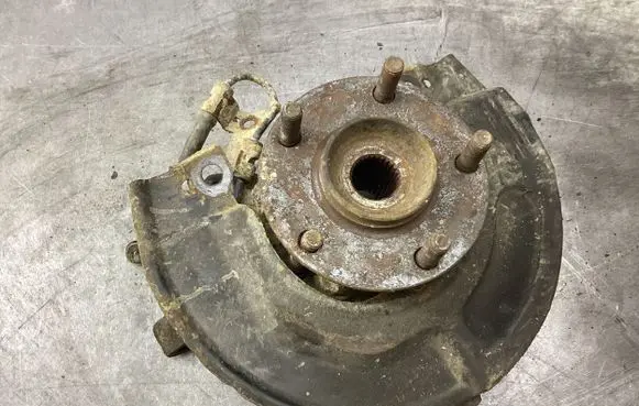 Mitsubishi Grandis Front wheel hub