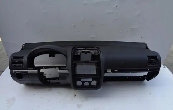 Volkswagen Jetta VI Dashboard DESKAKONSOLA