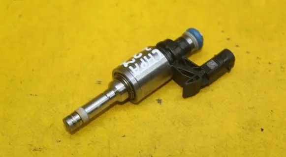 Skoda Octavia Mk3 (5E) Fuel injector 04E906036E