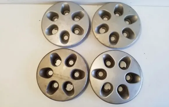 Iveco Daily 5th gen R16 wheel hub/cap/trim 504141760