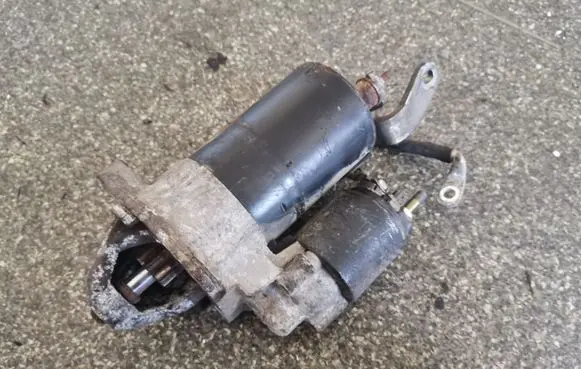 Volkswagen PASSAT B5 Starter motor 058911023B