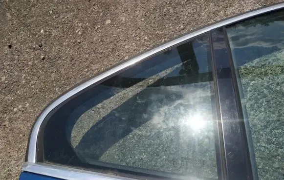 Peugeot 607 Rear vent window glass 