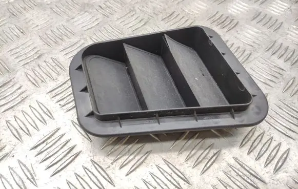 Quarter panel pressure vent