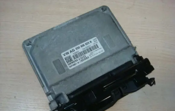 Skoda Fabia Mk2 (5J) Engine control unit/module 03D906023N