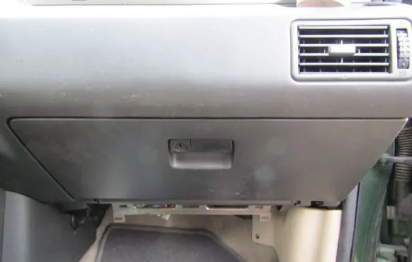 Nissan X-Trail T30 Glove box 