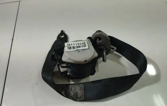 Mitsubishi Grandis Rear seatbelt 0433102