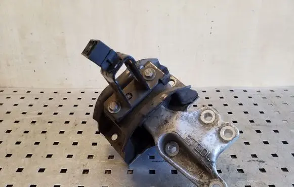 Peugeot 3008 I Engine mount bracket 9681855180