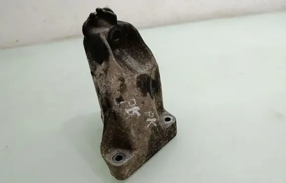 Engine mounting bracket