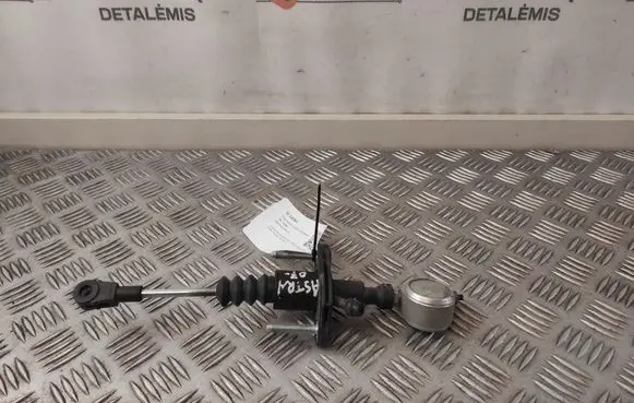 Opel Astra H Clutch master cylinder 90523769