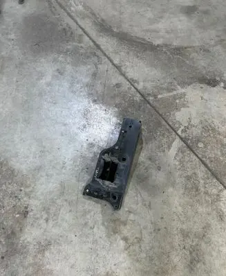Front bumper mounting bracket