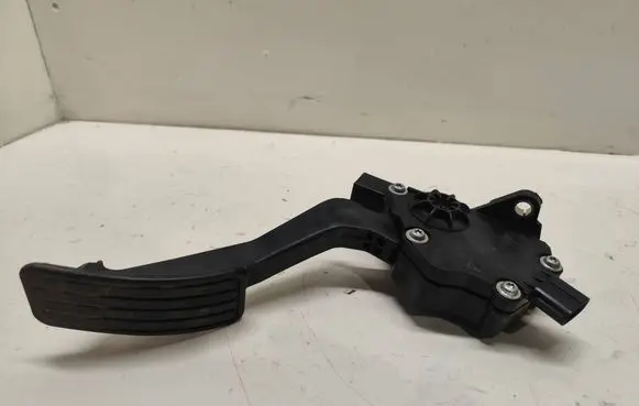 Accelerator throttle pedal
