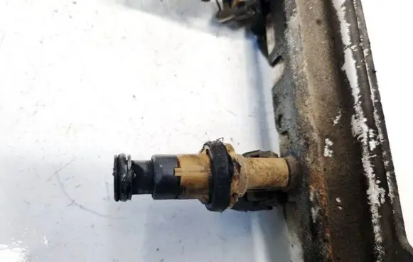 Volvo S80 Fuel injector 9125821