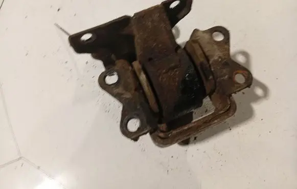 Hyundai Santa Fe Engine mount bracket 