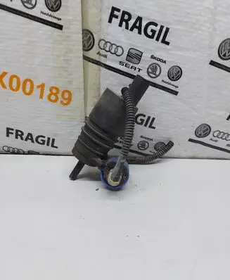 Volkswagen PASSAT B6 Windscreen/windshield washer pump 1T0955651A