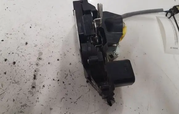 KIA Carens I Rear door lock