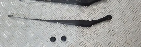 Isuzu D-Max Front wiper blade arm