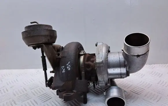 Toyota Avensis T250 Turbo 172010R021 0704260215 0704260217