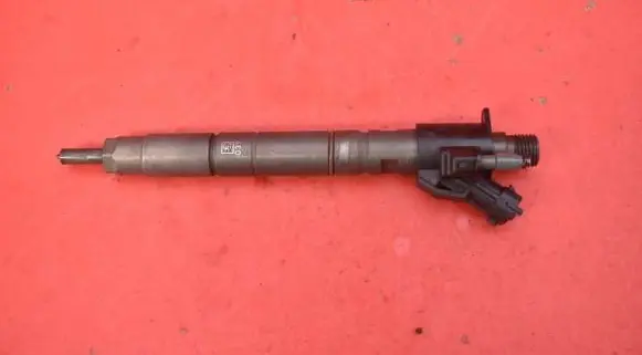 Volvo S60 Fuel injector 31303238