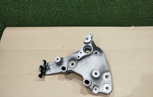 Renault Trafic III (X82) Engine mounting bracket 648607782R