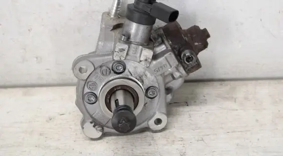 BMW 5 F10 F11 Fuel injection high pressure pump 7810696 0445010517