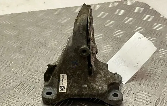 BMW 4 F36 Gran coupe Engine mounting bracket 6859416