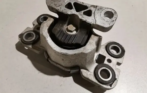 Land Rover Evoque I Engine mount bracket EJ327M121