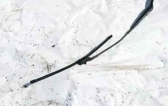 Volkswagen Golf VI Front wiper blade arm
