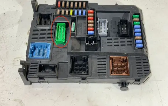 Peugeot 208 Fuse module 9807531680