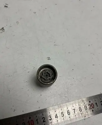 Volkswagen PASSAT B8 Anti-theft wheel nuts and lock 5Q0698137
