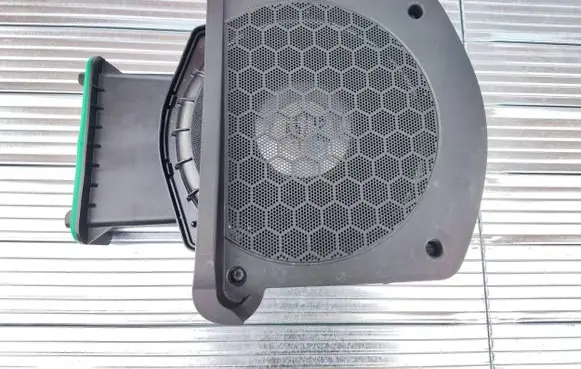 BMW X4 G02 Subwoofer speaker 6811926 6826950