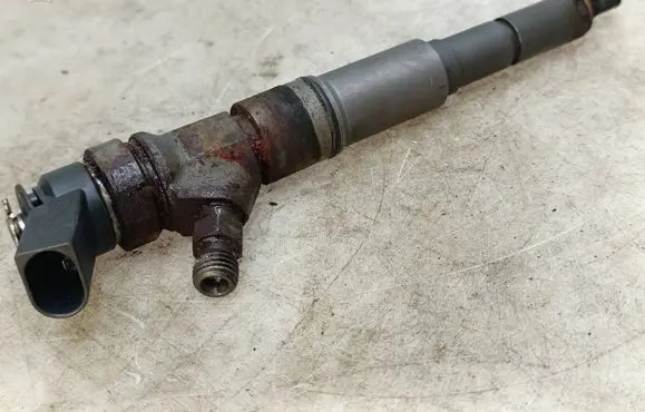 BMW 3 E90 E91 Fuel injector 7793836