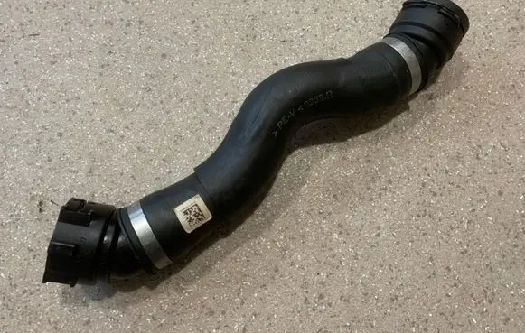 BMW 5 G30 G31 Engine coolant pipe/hose 8572906