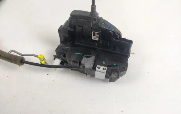 Renault Koleos II Front door lock
