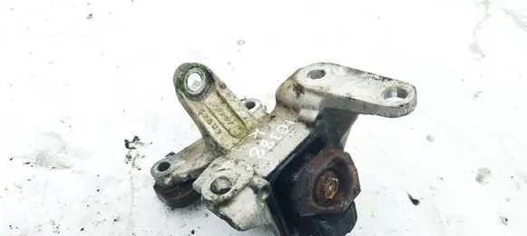 Honda CR-V Engine mount bracket