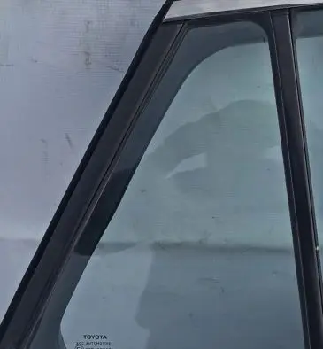 Toyota Avensis T270 Rear vent window glass balta