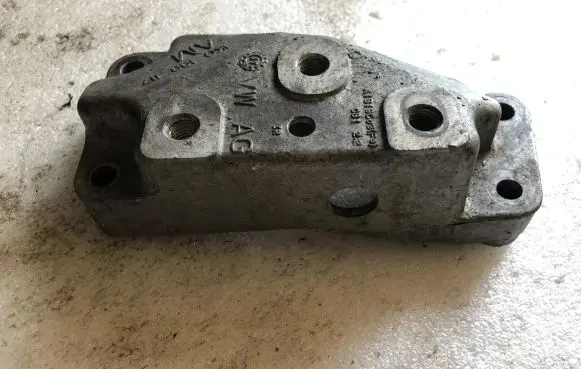 Volkswagen PASSAT B7 Engine mounting bracket 1K0199117
