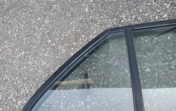 Rear vent window glass