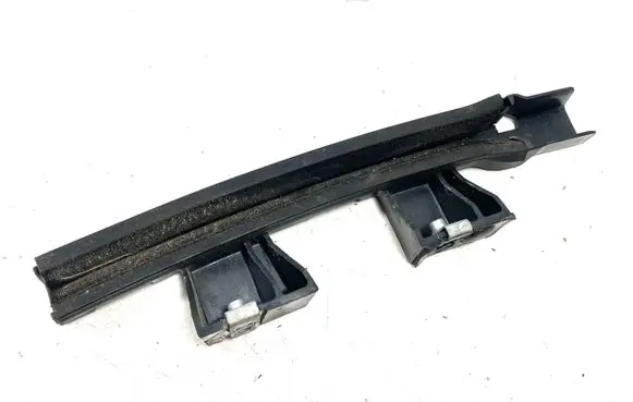 Chevrolet Volt I Rear door windshield rail 61864