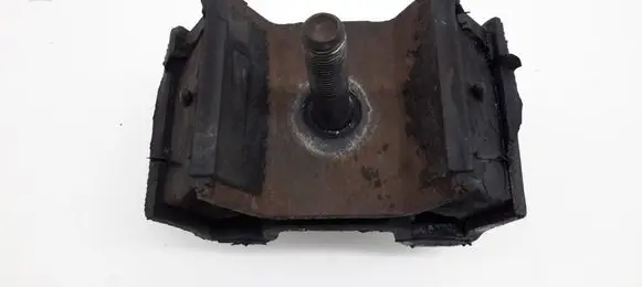 Engine mount bracket