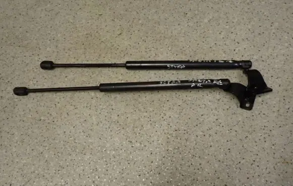 Hyundai Santa Fe Tailgate strut 