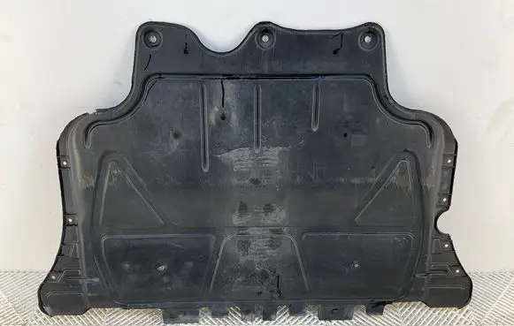 Volkswagen PASSAT B8 Engine splash shield/under tray 5Q0825236