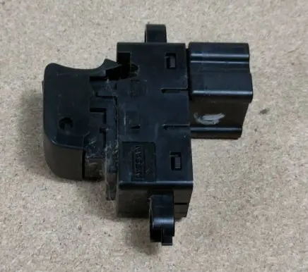 Nissan Qashqai Electric window control switch 25410BR00A