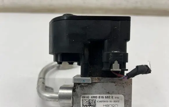 Porsche Taycan 9J1 Air conditioning (A/C) expansion valve 4M0816682E