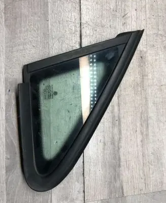 Volkswagen Golf Plus Front triangle window/glass DOT24M68AS2 E000255
