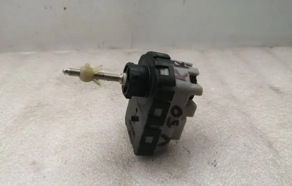 Headlight level adjustment motor