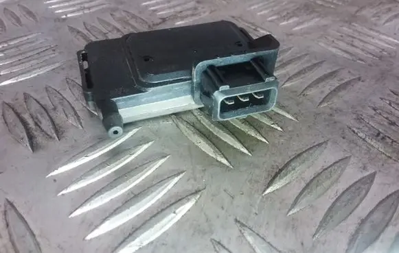 Volkswagen PASSAT B4 Air pressure sensor 3A0906051 0261230008