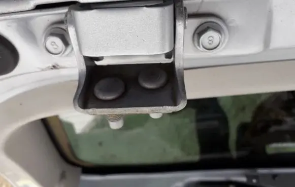 SsangYong Rexton Tailgate/trunk/boot hinge